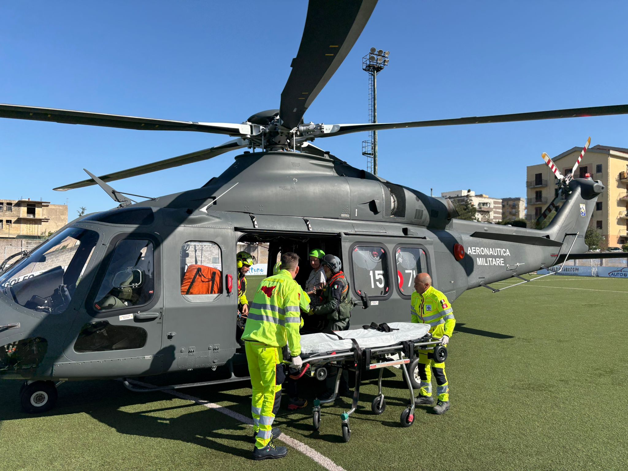 L'elicottero è atterrato all'interno del campo sportivo di Castellammare del Golfo. L'equipaggio predispone lo sbarco della donna infortunata con il personale del 118.