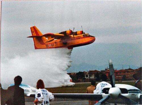 CL 215 - Sgancio dell'acqua a Ciampino